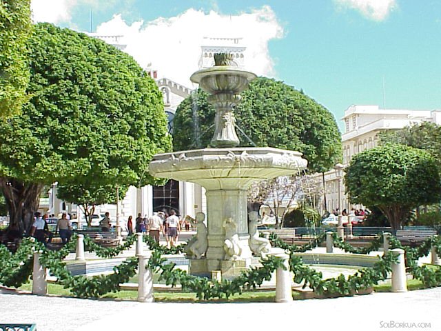 La Fuente En La Plaza De Guayama